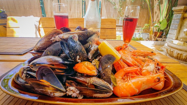 Une assiette de fruits de mer et un verre de vin