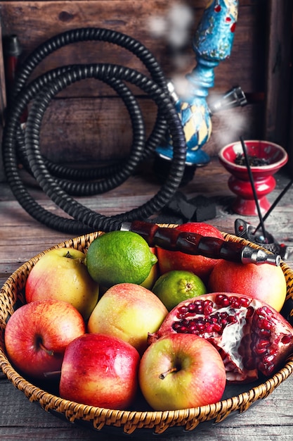 Assiette de fruits et narguilé