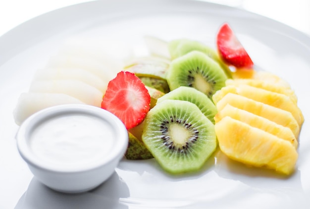 Assiette de fruits servie avec des fruits frais et un concept de style d'alimentation saine