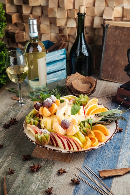 Assiette de fruits sucrés au vin blanc