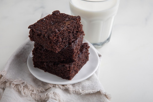 une assiette de gâteau au chocolat et un verre de lait