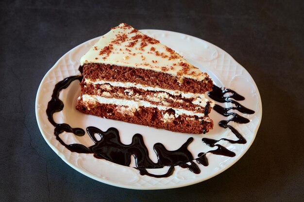 assiette de gâteau aux carottes au chocolat