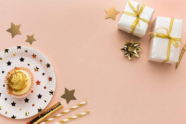 Assiette avec gâteau et cadeaux à côté