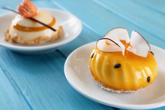 Assiette avec un gâteau savoureux sur la table