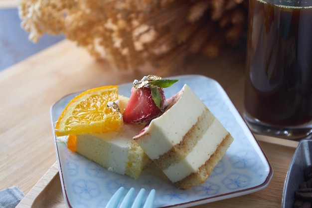 Une assiette de gâteau et une tasse de café