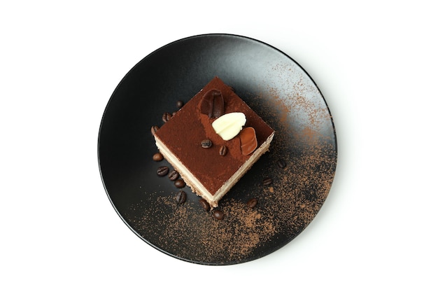 Assiette avec gâteau Tiramisu isolé sur fond blanc