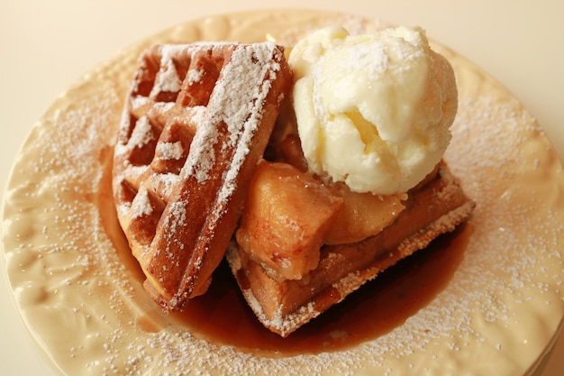 Assiette de gaufres aux pommes et à la cannelle cuites au four garnies de glace à la vanille