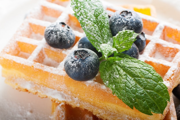 Assiette de gaufres belges aux baies fraîches