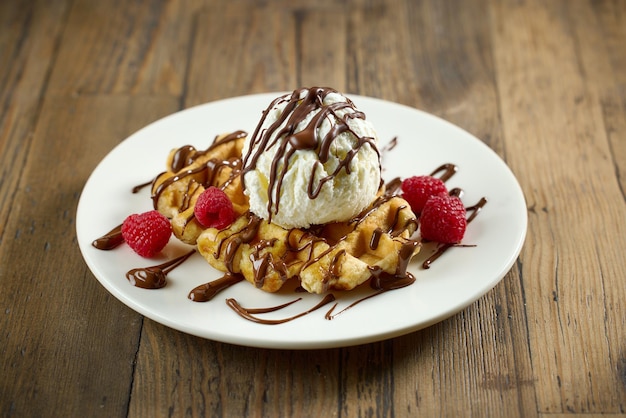 Photo une assiette de gaufres belges avec de la crème glacée