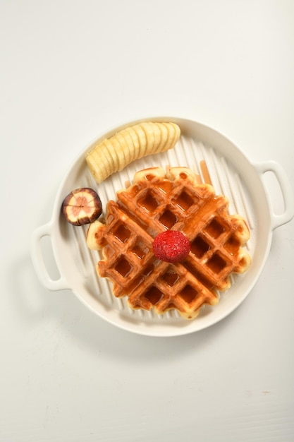 assiette à gaufres avec morceaux de fruits, bonbons orientaux.