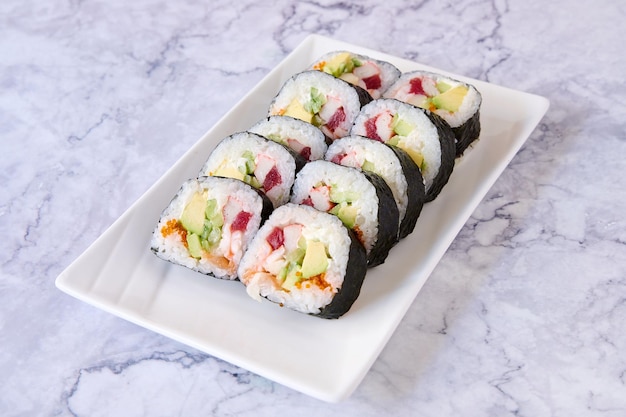 Assiette générée par l'IA avec des rouleaux de sushi