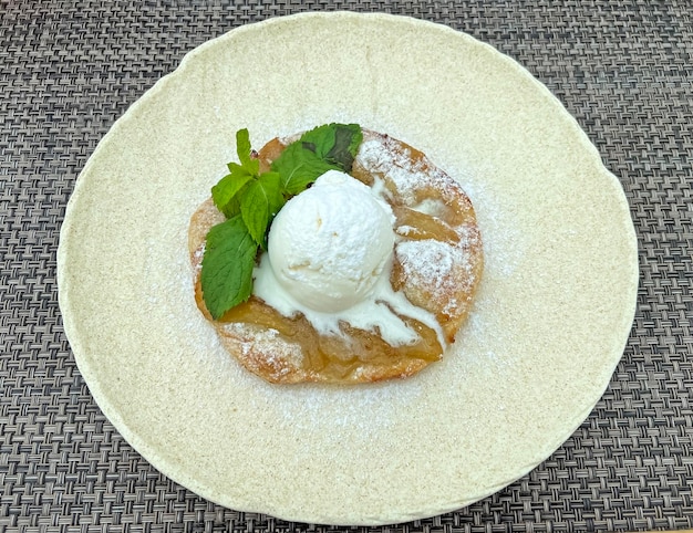 Une assiette avec de la glace et une assiette de glace dessus