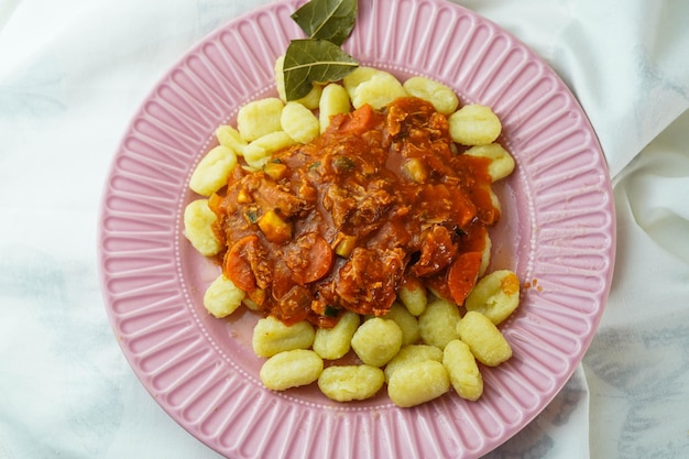 Assiette de gnocchis frais sauce tomate et parmesan râpé