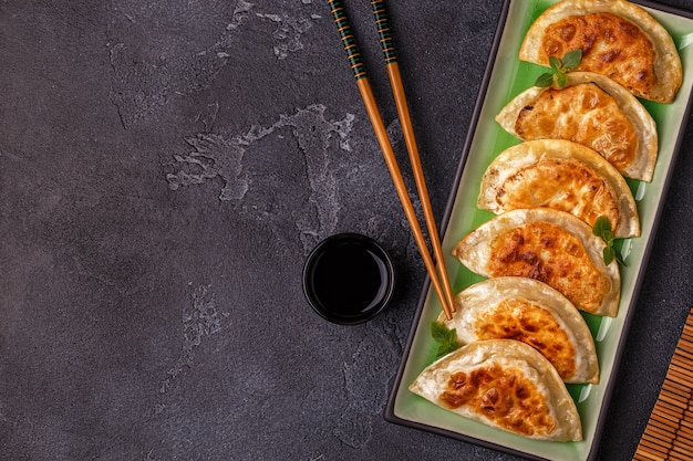 Assiette de gyoza asiatique, collation de boulettes