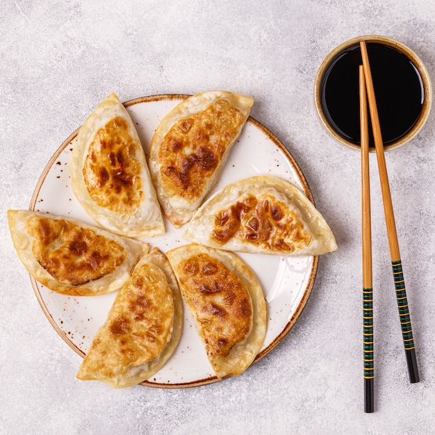 Assiette de gyoza asiatique, collation de boulettes