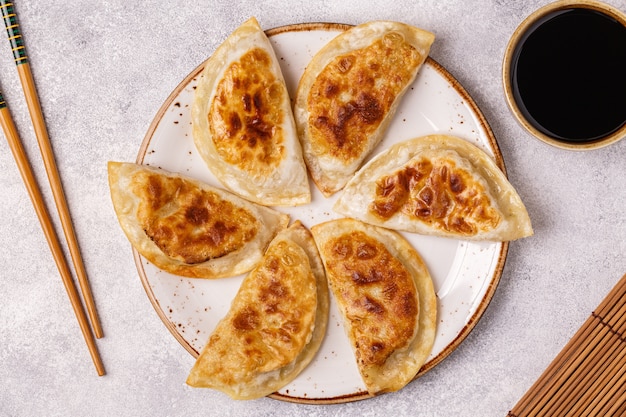 Assiette de gyoza asiatique, collation de boulettes