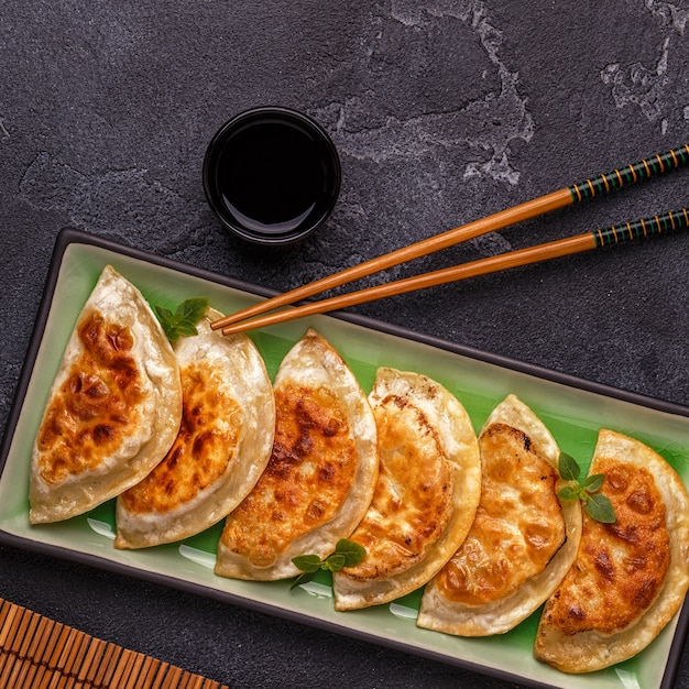 Assiette de gyoza asiatique, collation de boulettes