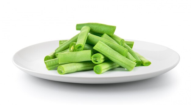 Assiette de haricots verts isolé sur fond blanc