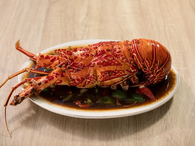 Photo une assiette de homard avec de la sauce dessus