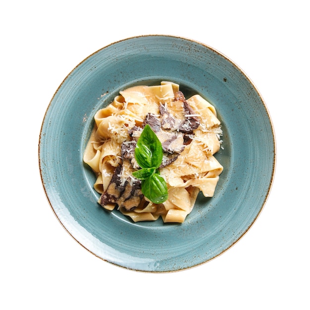 Assiette isolée de pâtes pappardelle avec viande et fromage