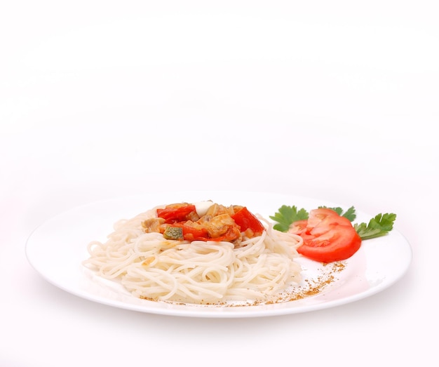 Assiette isolée de spaghettis aux tomates