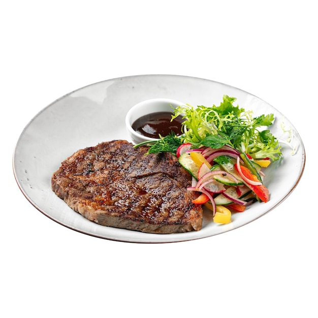 Assiette isolée de steak de boeuf grillé avec salade