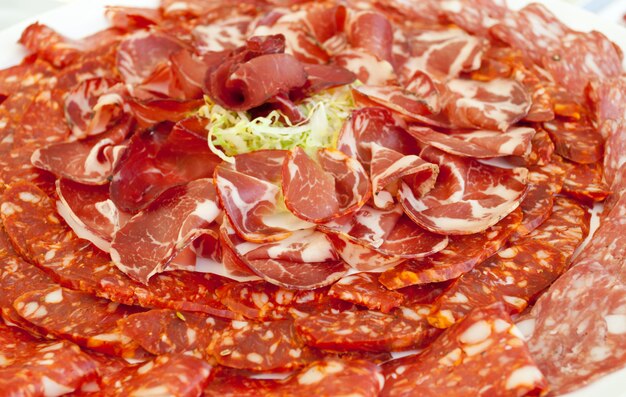 Assiette de jambon et salami épicé