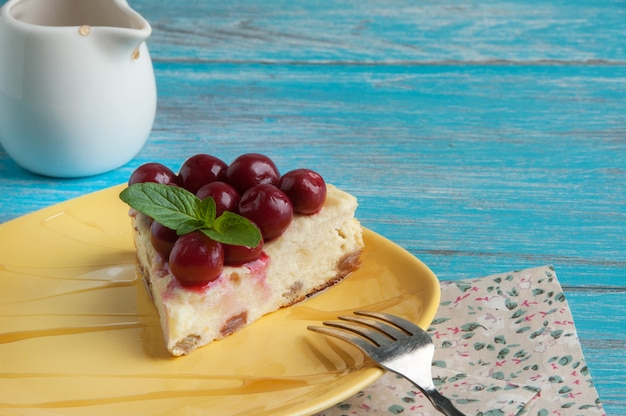 Assiette jaune avec un morceau de cheesecake