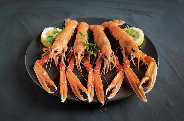 Assiette de langoustines fraîches sur fond rustique