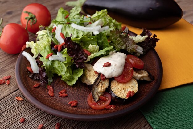 Assiette de légumes au four avec tomates aubergines et mesclun