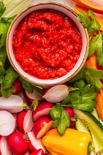 Assiette de légumes crus frais et sauce