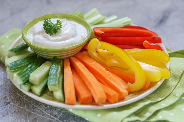 Assiette de légumes frais assortis avec trempette ranch