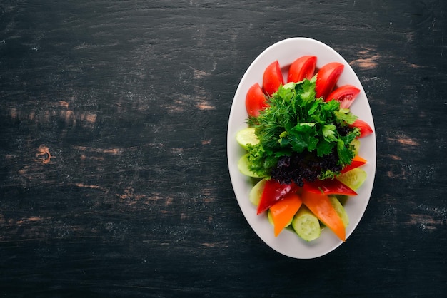 Une assiette de légumes frais tranchés Salade Sur le vieux fond en bois Espace libre pour le texte Vue de dessus