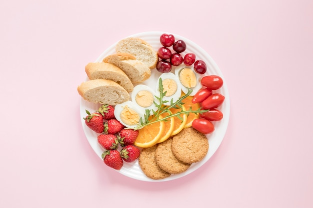 Photo assiette de légumes et de fruits