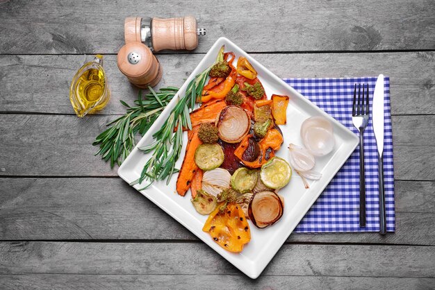 Assiette de légumes grillés sur fond de bois