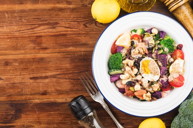 Une assiette de légumes et de salade de graines