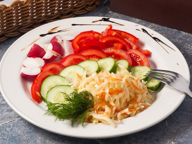 Assiette de légumes savoureux concombres tomates poivrons chou radis