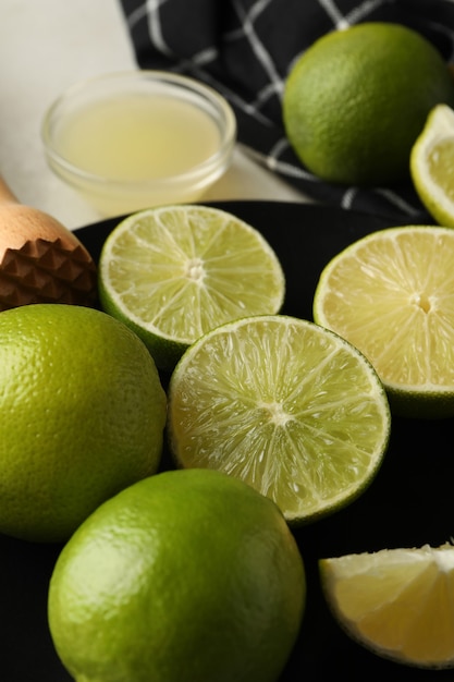 Assiette avec des limes mûres fraîches, Close up