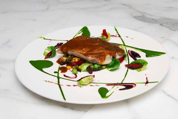 Assiette de longe de poisson avec sauce taupe légumes cuits et différentes vinaigrettes gastronomie alimentaire