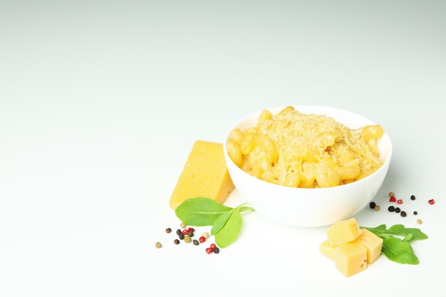 Assiette de macaronis au fromage sur fond blanc