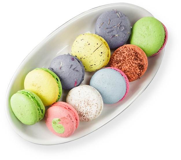 Photo une assiette de macarons français traditionnels, vue de dessus isolée