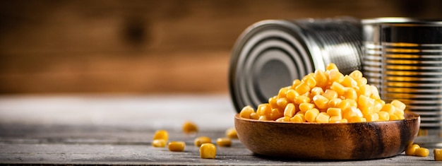 Une assiette de maïs en conserve sur la table