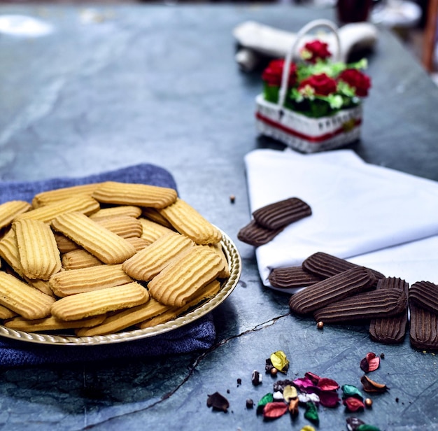 Photo une assiette de maïs sur une table avec des chocolats et un panier de chocolats.