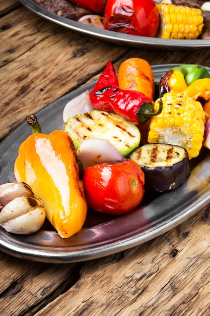 Assiette en métal avec légumes grillés