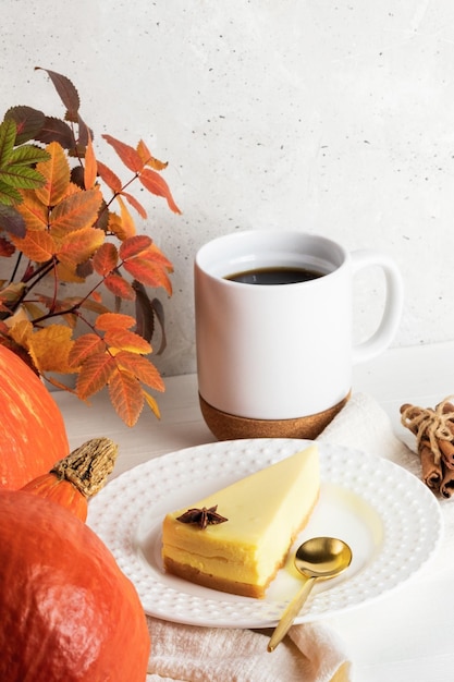 Assiette avec morceau de tarte à la citrouille tasse de thé ou de café citrouilles et feuilles Halloween ou action de grâces