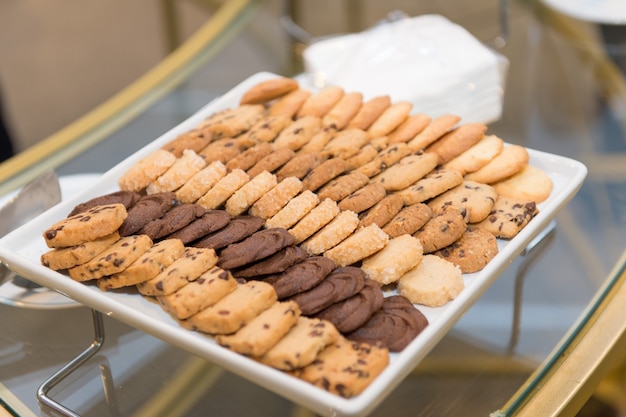 Assiette avec des morceaux de biscuit au beurre