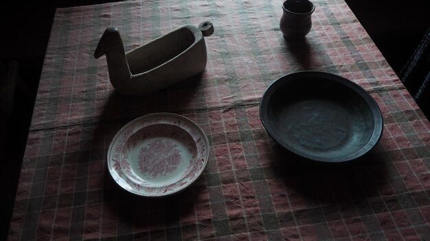 Photo une assiette avec un motif rouge