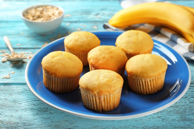 Assiette avec des muffins aux bananes fraîches sur la table