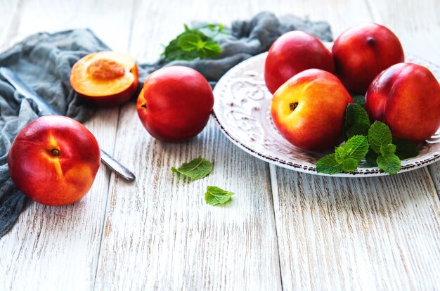 Assiette de nectarines fraîches