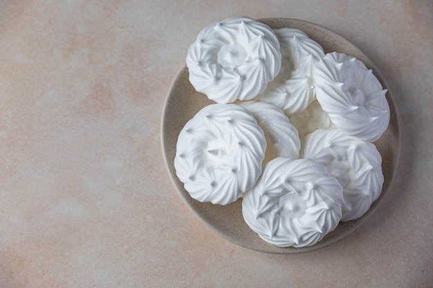 Photo assiette avec nids de meringue vides